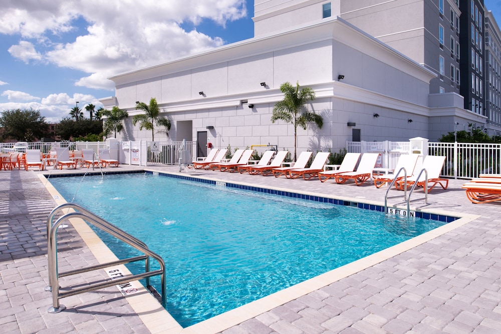 Holiday Inn & Suites Orlando I-Drive Theme Parks by IHG — Swimming pool in Orlando, Florida