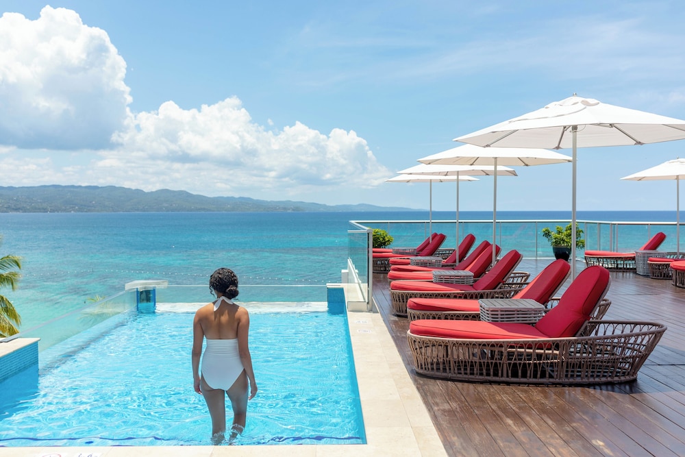 S Hotel Montego Bay - Luxury Boutique All Inclusive Hotel — Swimming pool in Montego Bay