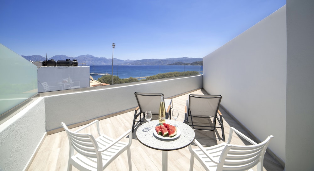 Naiades Marina Hotel — Hotel rooms in Ammoudara (Agios Nikolaos)