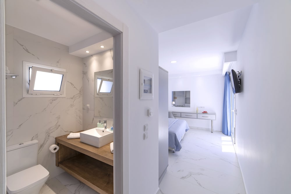 Naiades Marina Hotel — Hotel rooms in Ammoudara (Agios Nikolaos)