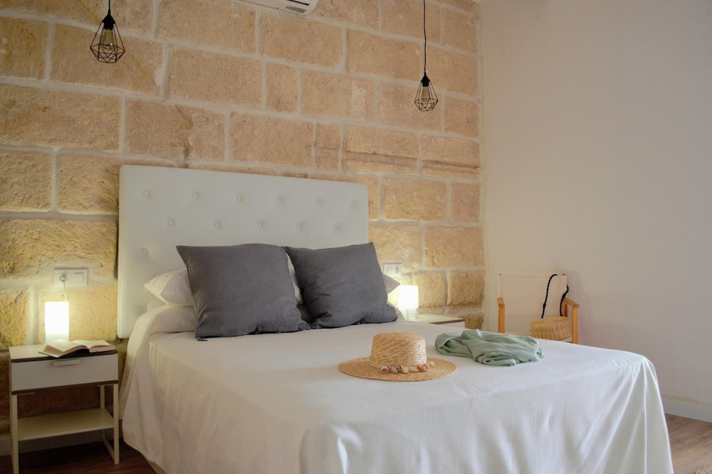 Hotel Ses 5 Claus — Hotel rooms in Ciutadella de Menorca, Balearic Islands