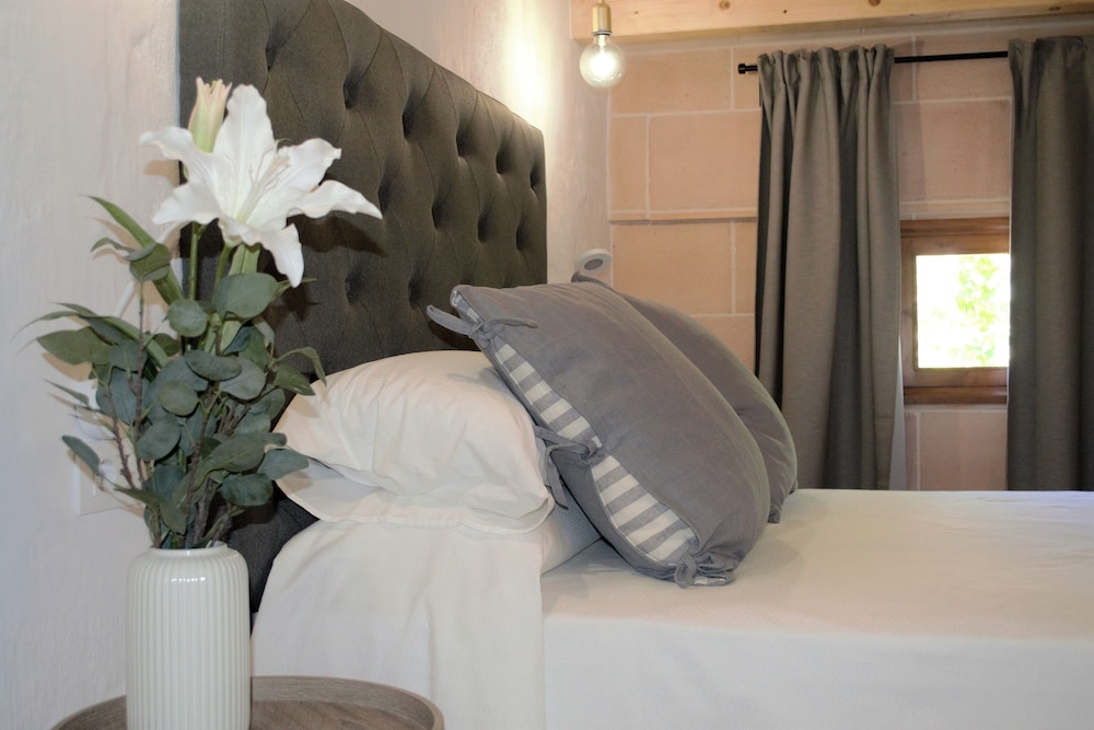 Hotel Ses 5 Claus — Hotel rooms in Ciutadella de Menorca, Balearic Islands