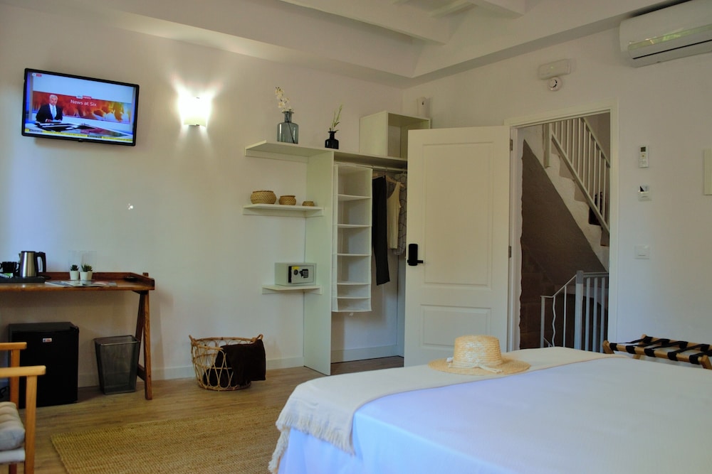 Hotel Ses 5 Claus — Hotel rooms in Ciutadella de Menorca, Balearic Islands