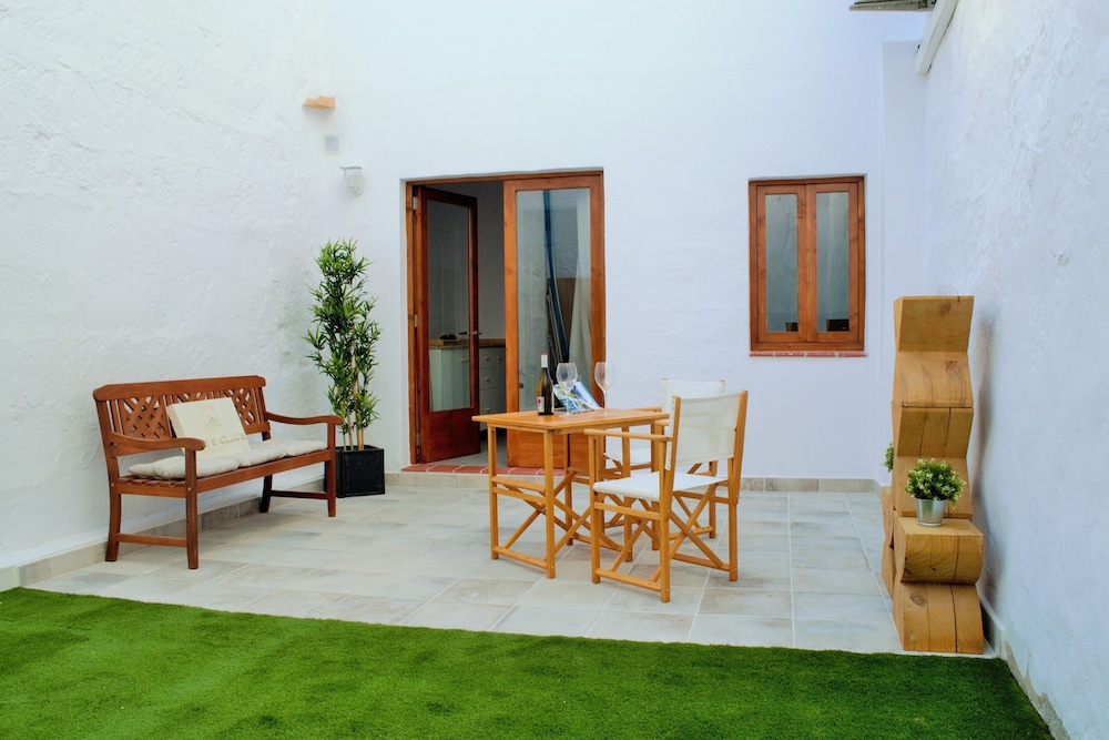 Hotel Ses 5 Claus — Hotel building in Ciutadella de Menorca, Balearic Islands