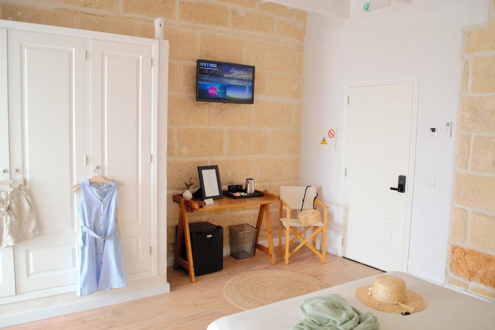 Hotel Ses 5 Claus — Hotel rooms in Ciutadella de Menorca, Balearic Islands