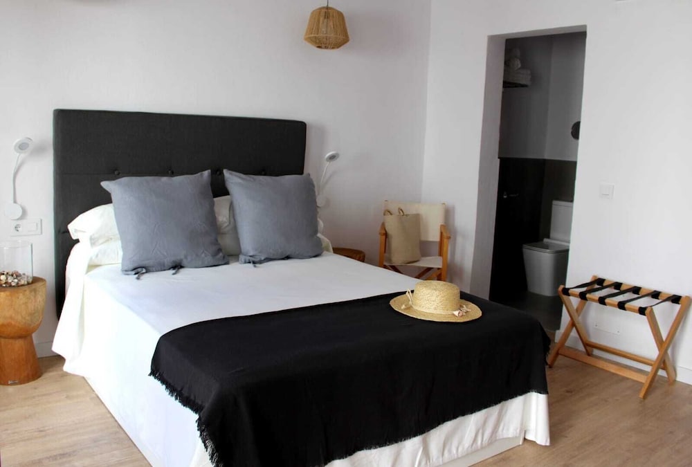 Hotel Ses 5 Claus — Hotel rooms in Ciutadella de Menorca, Balearic Islands