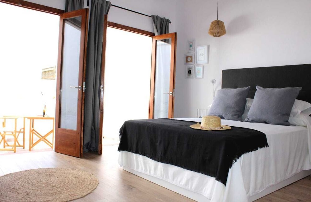 Hotel Ses 5 Claus — Hotel rooms in Ciutadella de Menorca, Balearic Islands