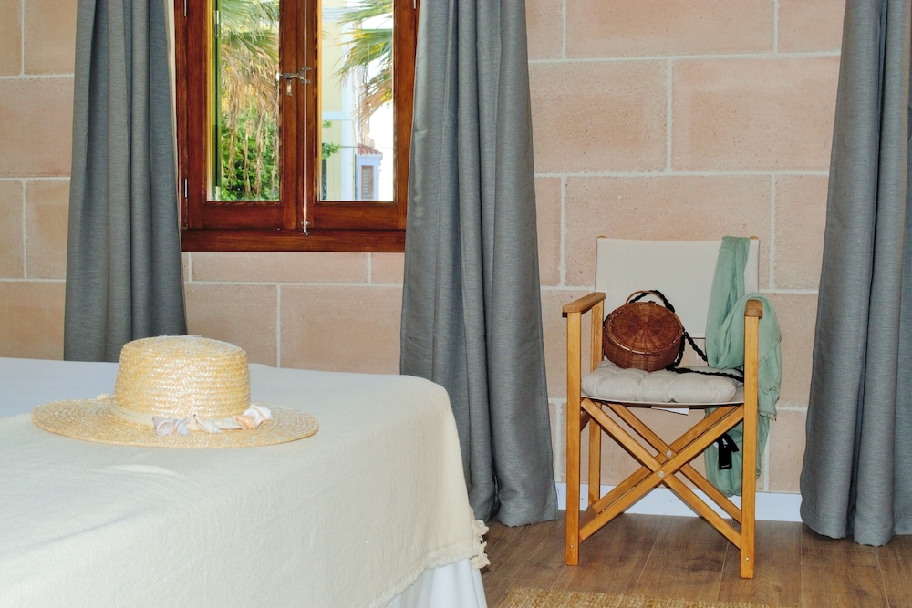 Hotel Ses 5 Claus — Hotel rooms in Ciutadella de Menorca, Balearic Islands
