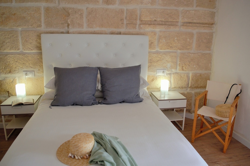 Hotel Ses 5 Claus — Hotel rooms in Ciutadella de Menorca, Balearic Islands