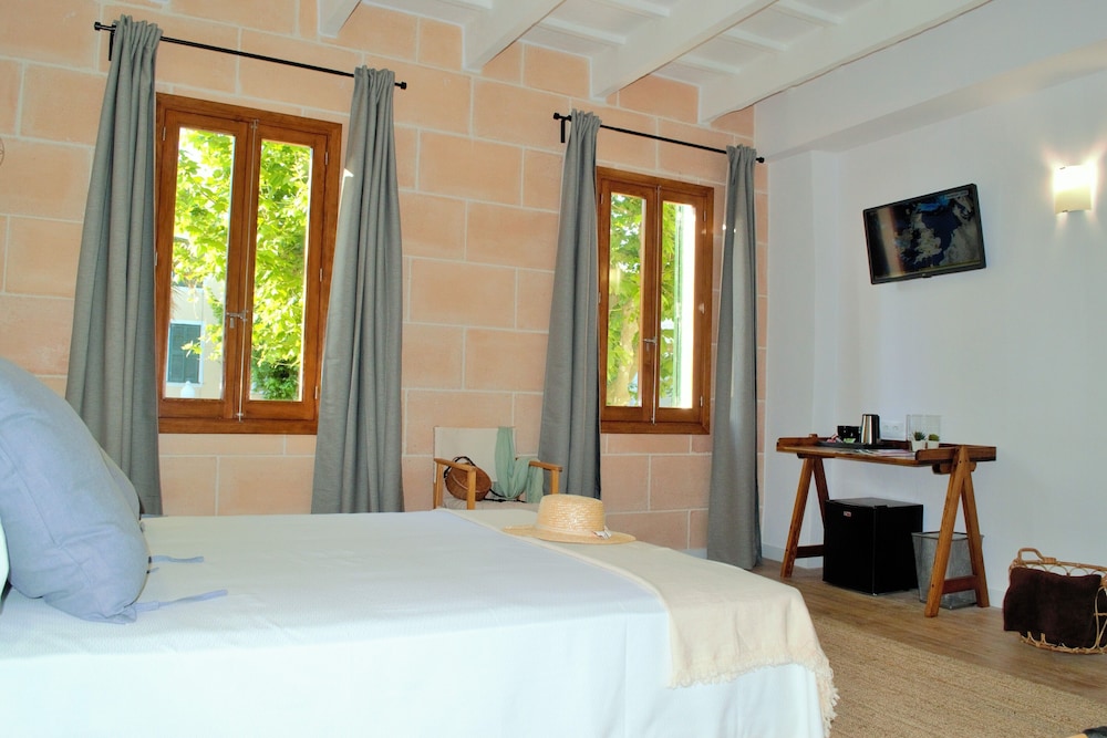Hotel Ses 5 Claus — Hotel rooms in Ciutadella de Menorca, Balearic Islands