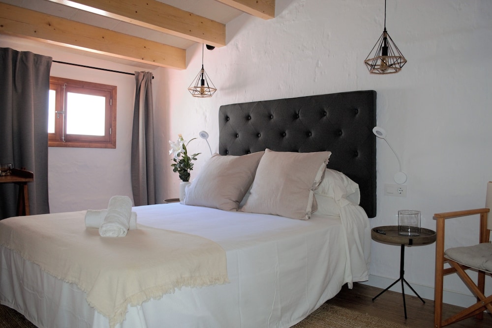 Hotel Ses 5 Claus — Hotel rooms in Ciutadella de Menorca, Balearic Islands