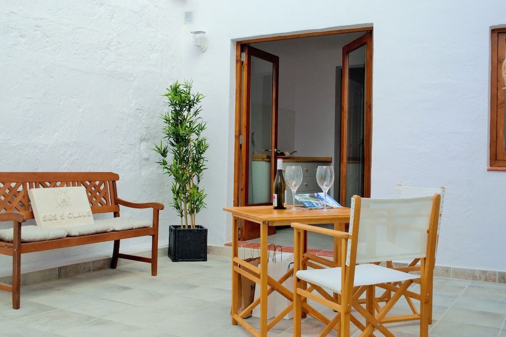 Hotel Ses 5 Claus — Hotel rooms in Ciutadella de Menorca, Balearic Islands