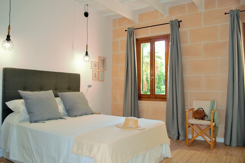Hotel Ses 5 Claus — Hotel rooms in Ciutadella de Menorca, Balearic Islands