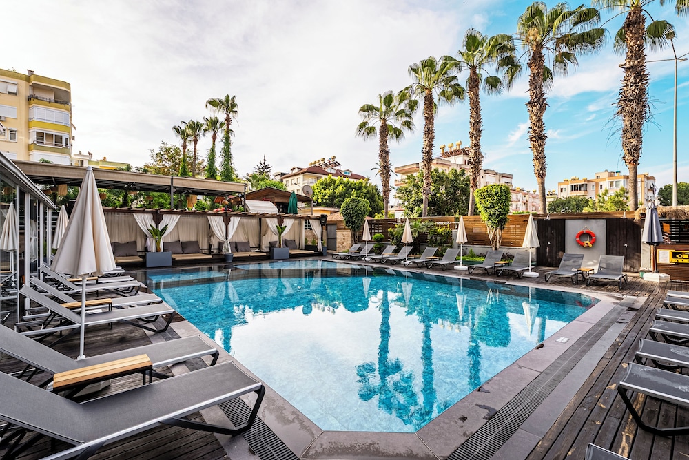 HMA Hotel & Suites — Swimming pool in Alanya