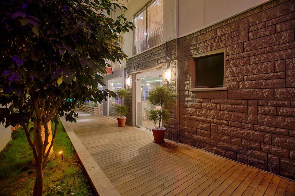 HMA Hotel & Suites — Hotel building in Alanya