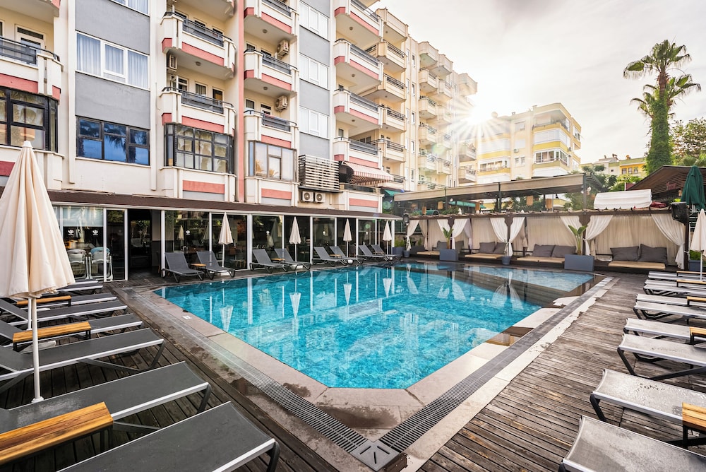HMA Hotel & Suites — Swimming pool in Alanya
