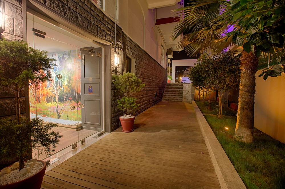 HMA Hotel & Suites — Hotel building in Alanya