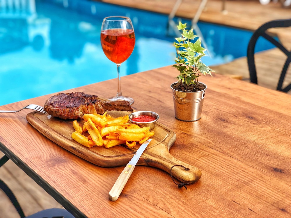 HMA Hotel & Suites — Swimming pool in Alanya