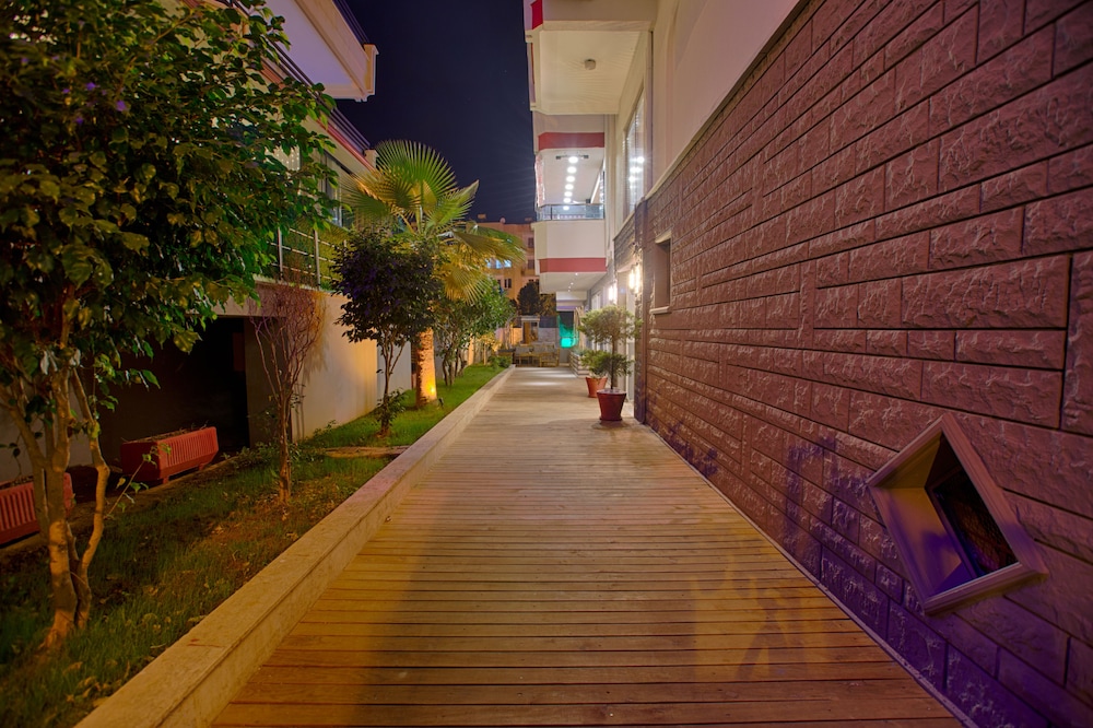 HMA Hotel & Suites — Hotel building in Alanya