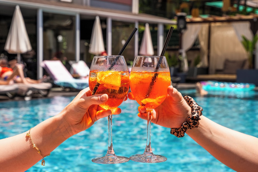 HMA Hotel & Suites — Swimming pool in Alanya