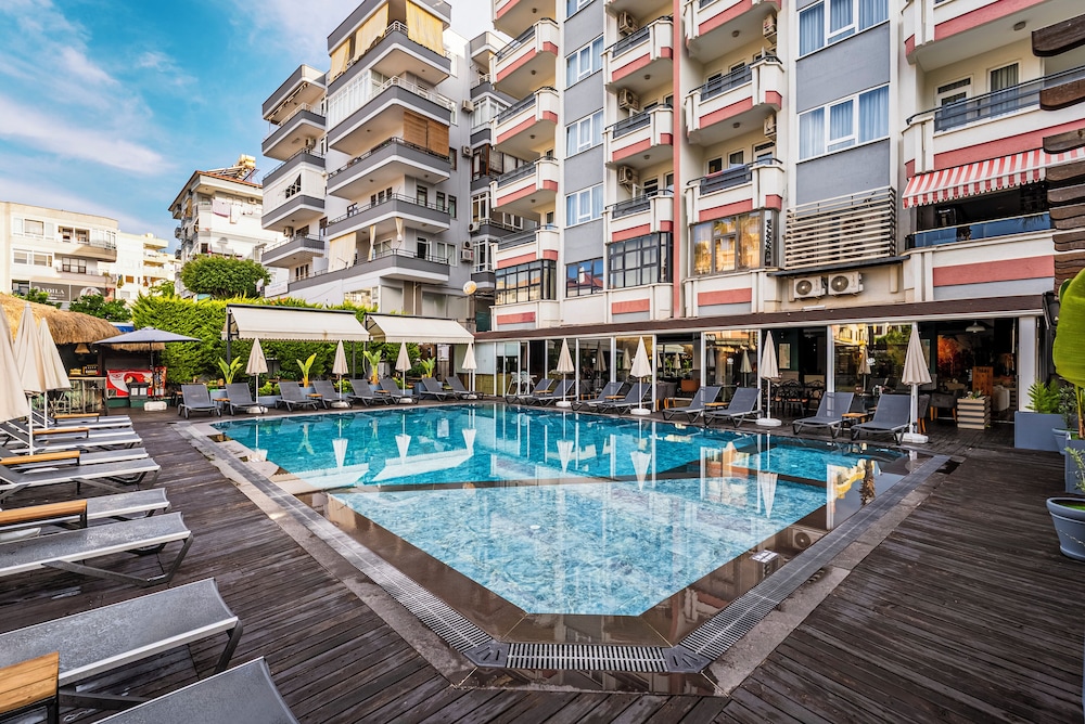 HMA Hotel & Suites — Swimming pool in Alanya