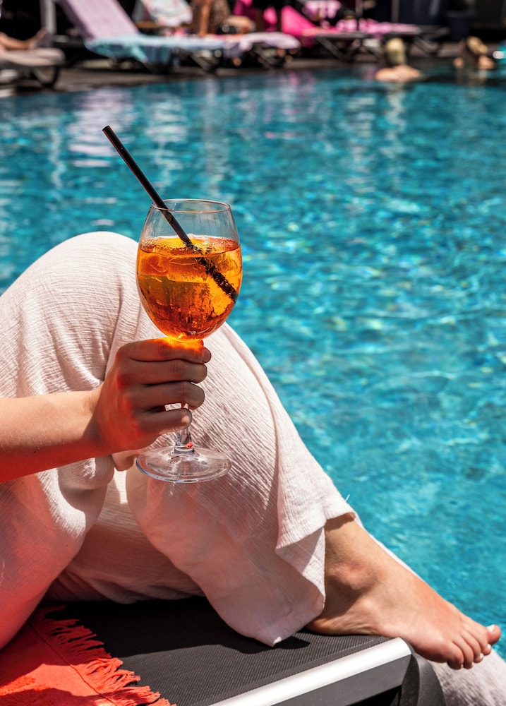 HMA Hotel & Suites — Swimming pool in Alanya