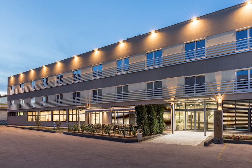Hotel Mondo — Hotel building in Split, Split-Dalmatia