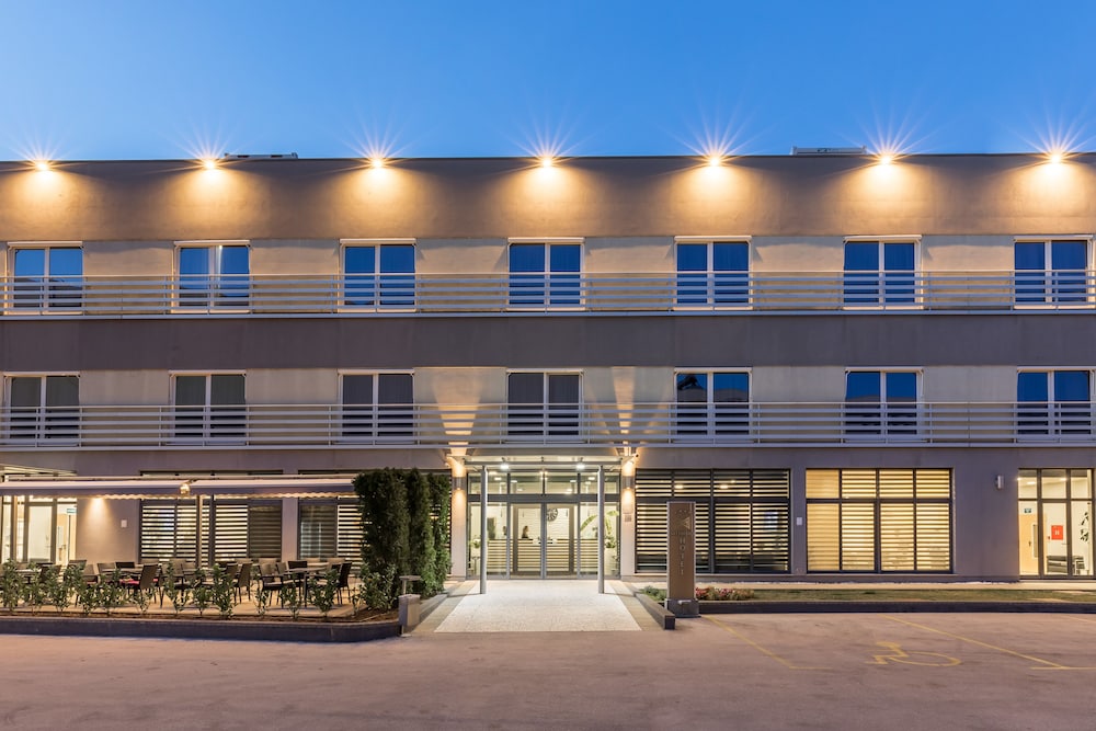 Hotel Mondo — Hotel building in Split, Split-Dalmatia