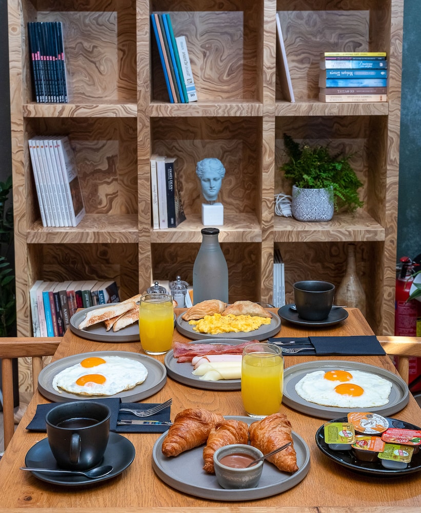 Metropole Urban Hotel — Restaurant & bars in Heraklion