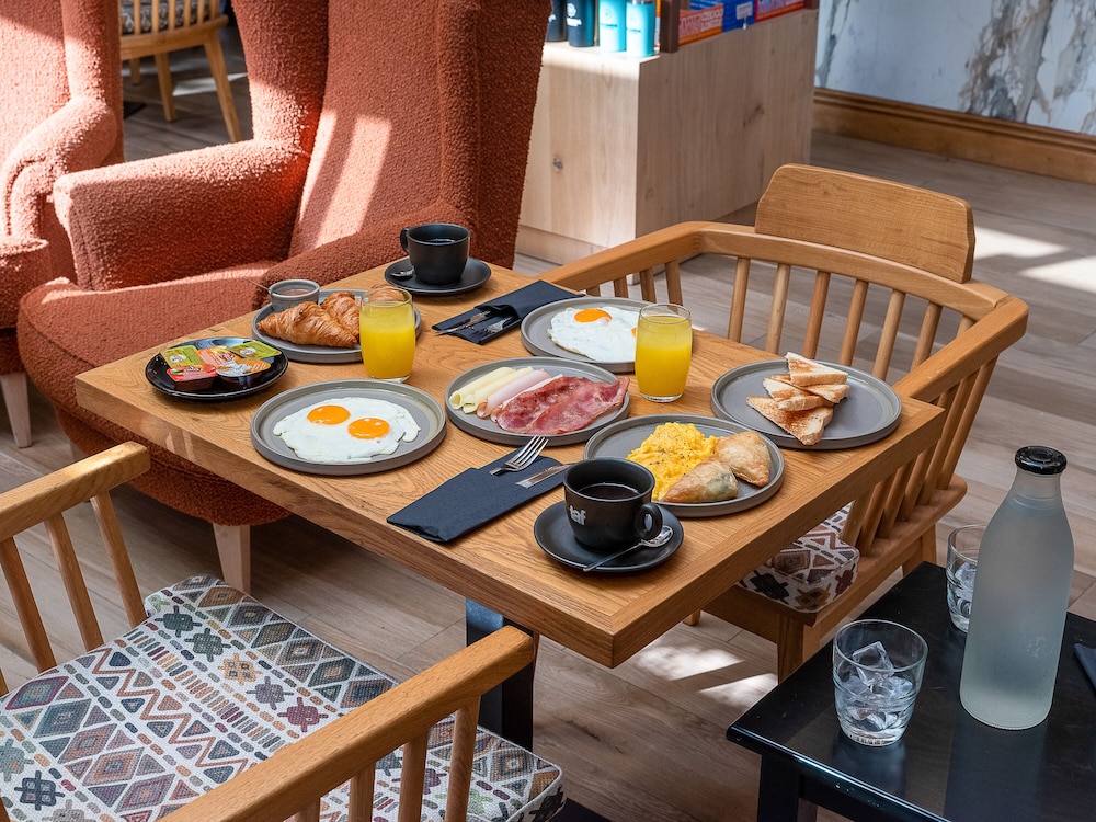 Metropole Urban Hotel — Restaurant & bars in Heraklion