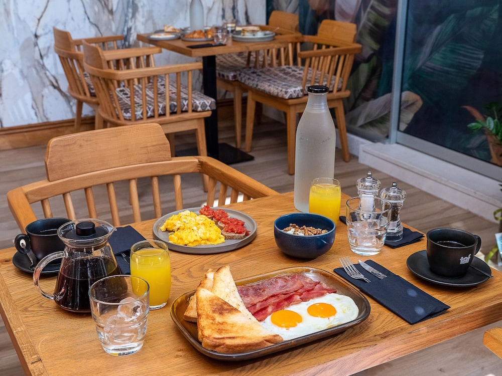 Metropole Urban Hotel — Restaurant & bars in Heraklion