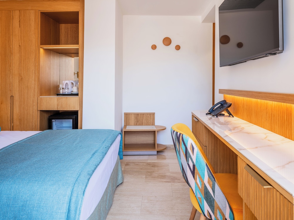 Grupotel Playa Camp de Mar - Adults Only — Hotel rooms in Andratx, Balearic Islands