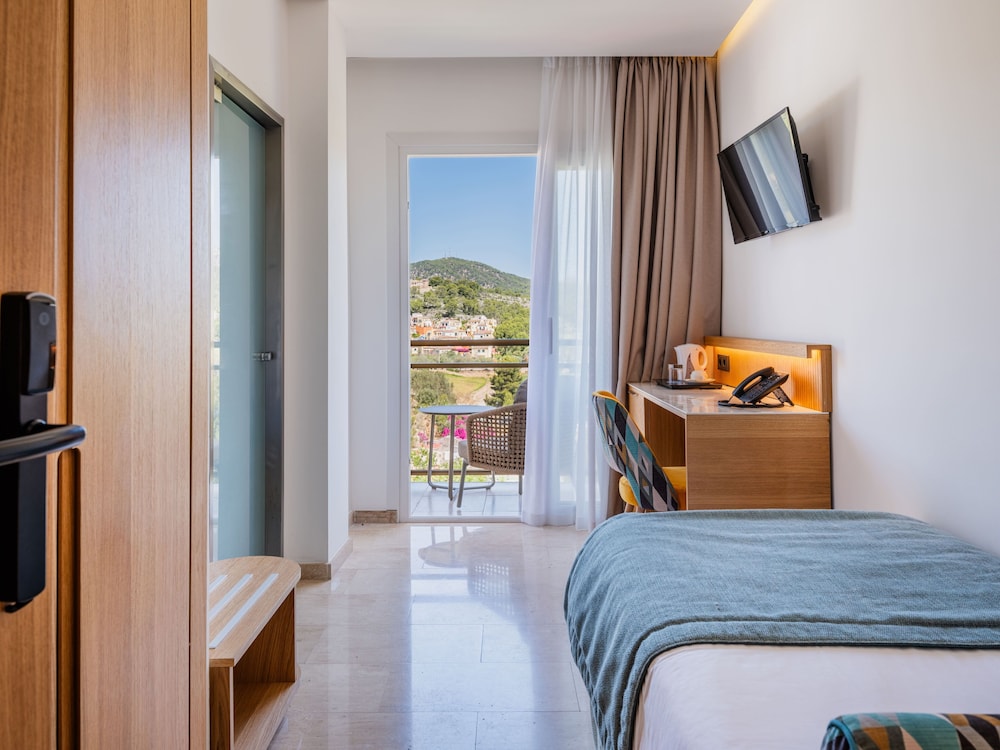 Grupotel Playa Camp de Mar - Adults Only — Hotel rooms in Andratx, Balearic Islands