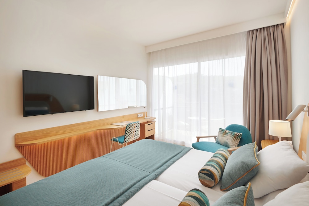 Grupotel Playa Camp de Mar - Adults Only — Hotel rooms in Andratx, Balearic Islands