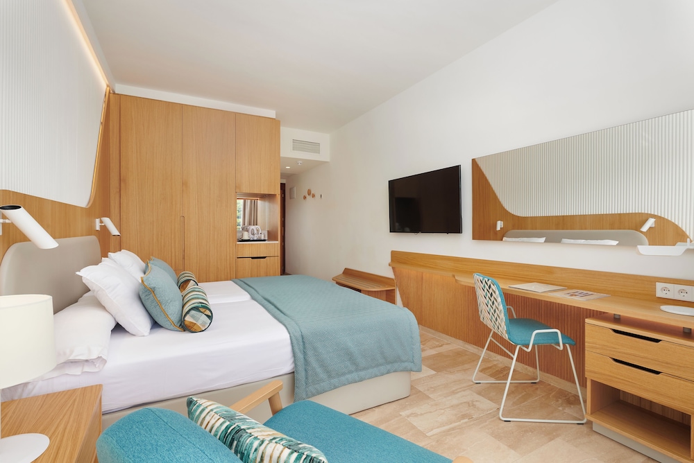 Grupotel Playa Camp de Mar - Adults Only — Hotel rooms in Andratx, Balearic Islands