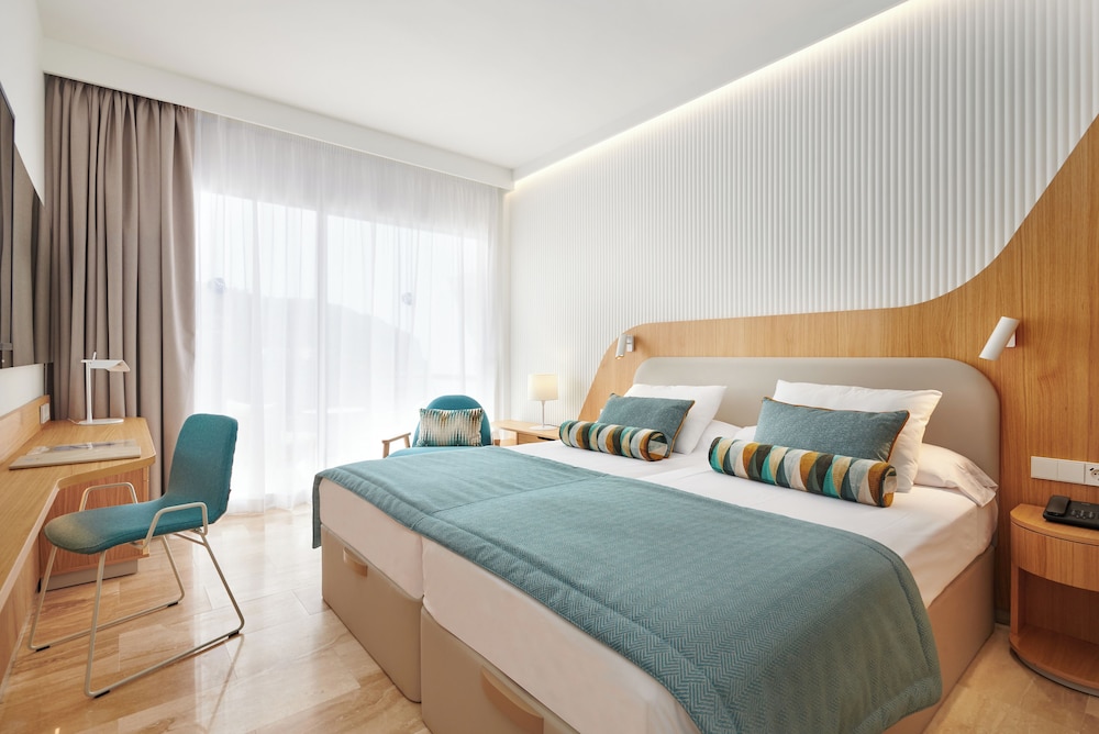 Grupotel Playa Camp de Mar - Adults Only — Hotel rooms in Andratx, Balearic Islands