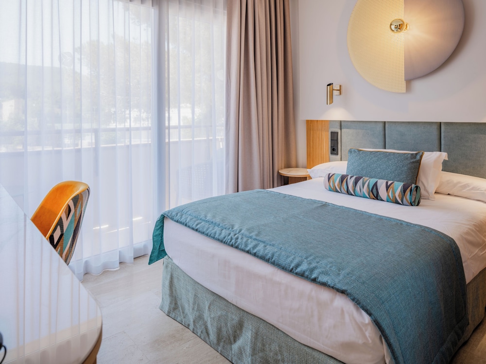 Grupotel Playa Camp de Mar - Adults Only — Hotel rooms in Andratx, Balearic Islands