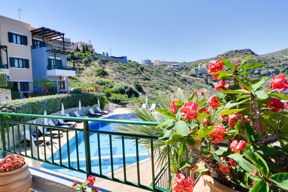 Erivolos Hotel Apartments — Swimming pool in Lygaria