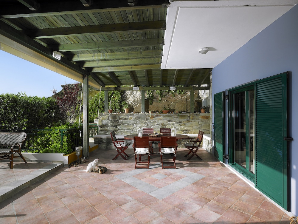 Erivolos Hotel Apartments — Hotel building in Lygaria