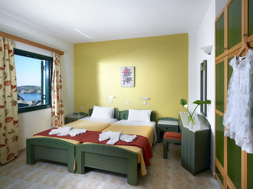 Erivolos Hotel Apartments — Hotel rooms in Lygaria