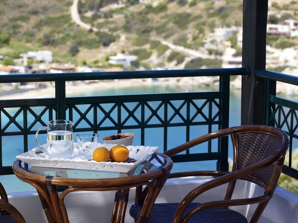 Erivolos Hotel Apartments — Hotel rooms in Lygaria