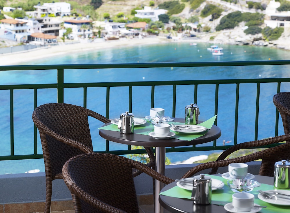 Erivolos Hotel Apartments — Restaurant & bars in Lygaria