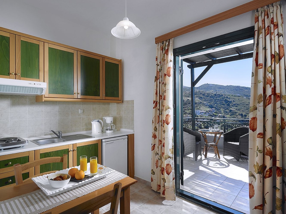 Erivolos Hotel Apartments — Hotel rooms in Lygaria