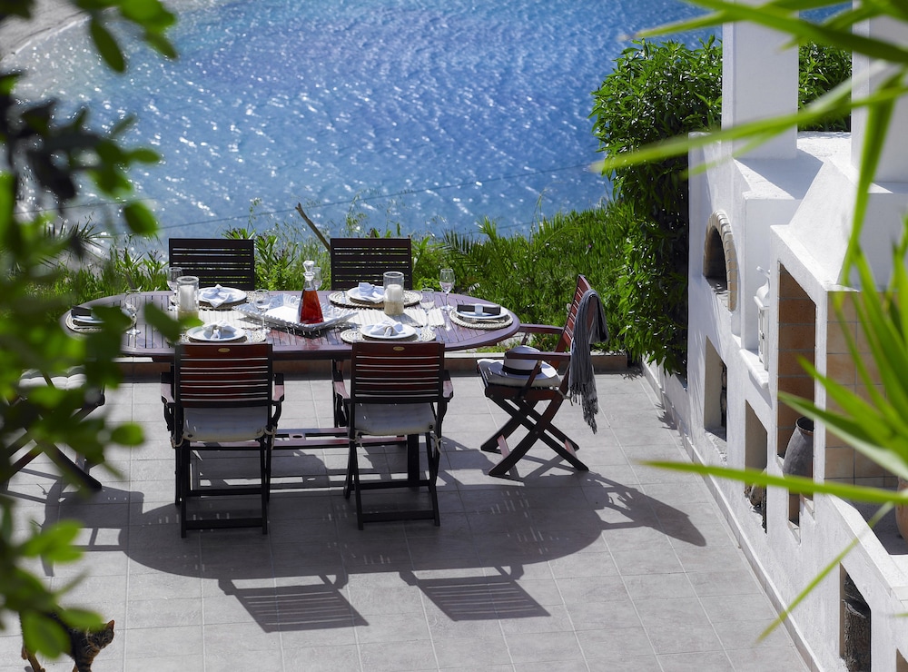 Erivolos Hotel Apartments — Restaurant & bars in Lygaria