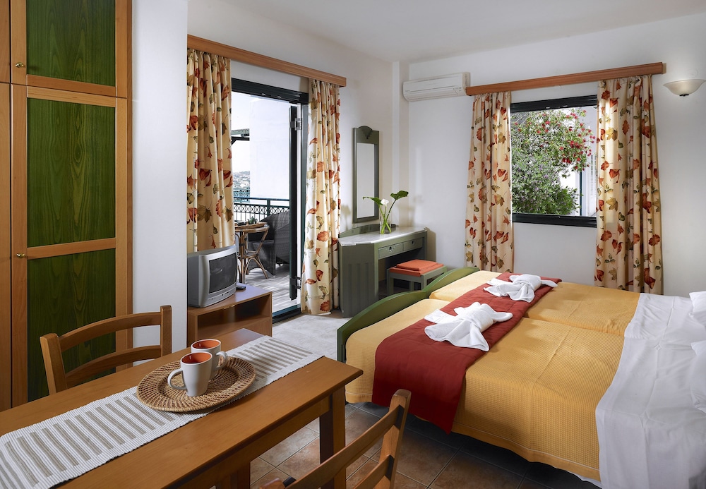Erivolos Hotel Apartments — Hotel rooms in Lygaria
