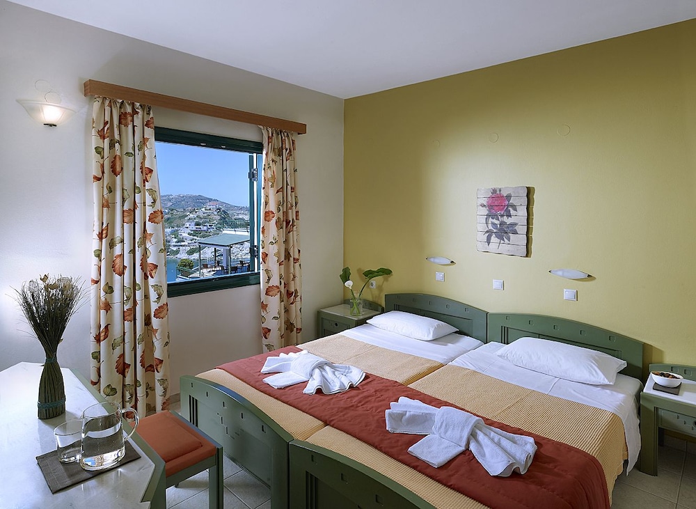 Erivolos Hotel Apartments — Hotel rooms in Lygaria