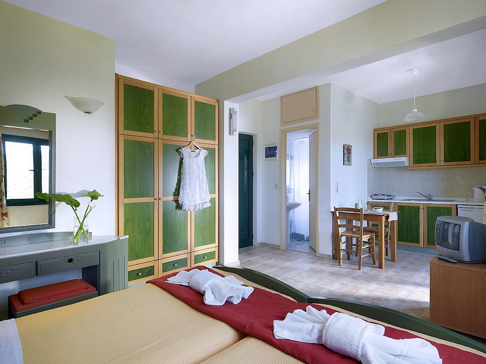 Erivolos Hotel Apartments — Hotel rooms in Lygaria