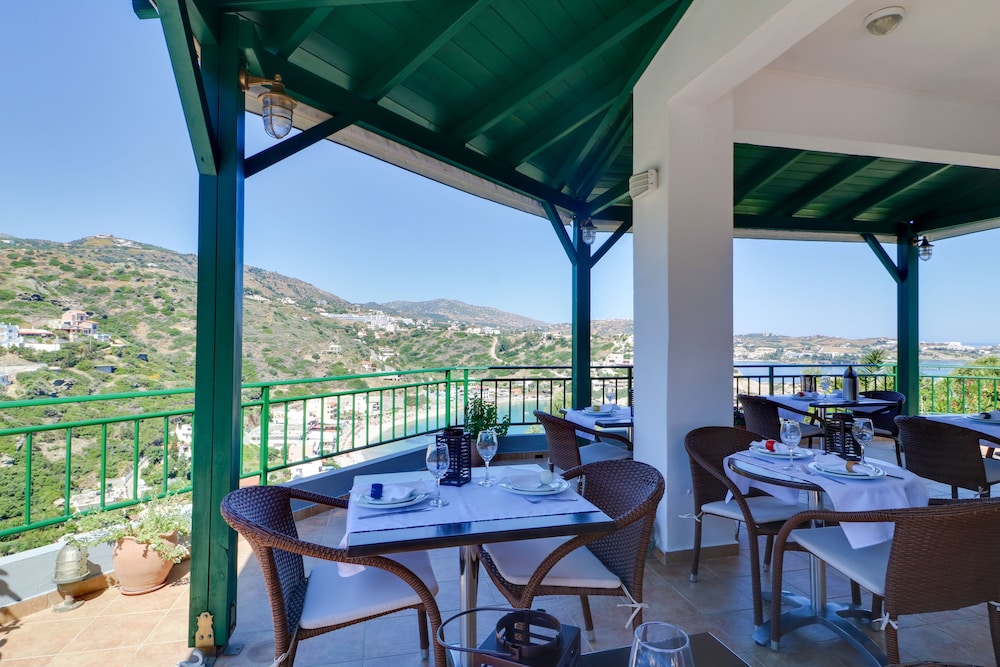Erivolos Hotel Apartments — Restaurant & bars in Lygaria
