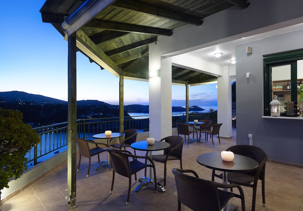 Erivolos Hotel Apartments — Restaurant & bars in Lygaria