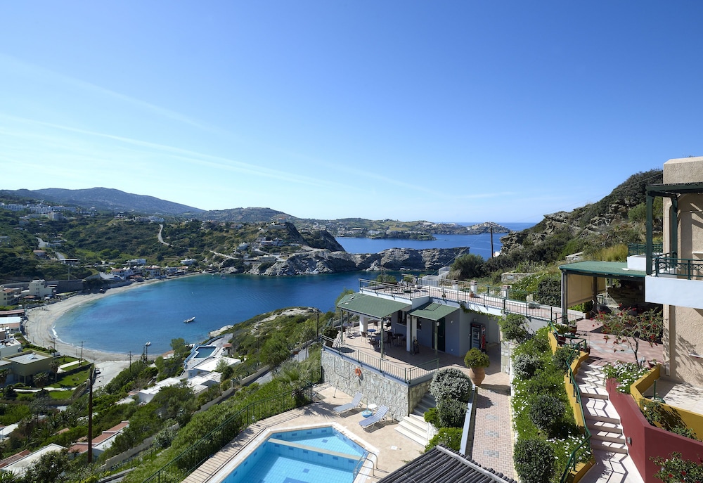 Erivolos Hotel Apartments — Swimming pool in Lygaria